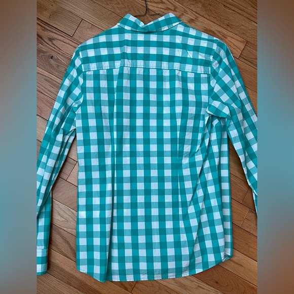 Vineyard Vines Button Up Shirt in Excellent Used Condition (Green White) - Picture 4 of 4